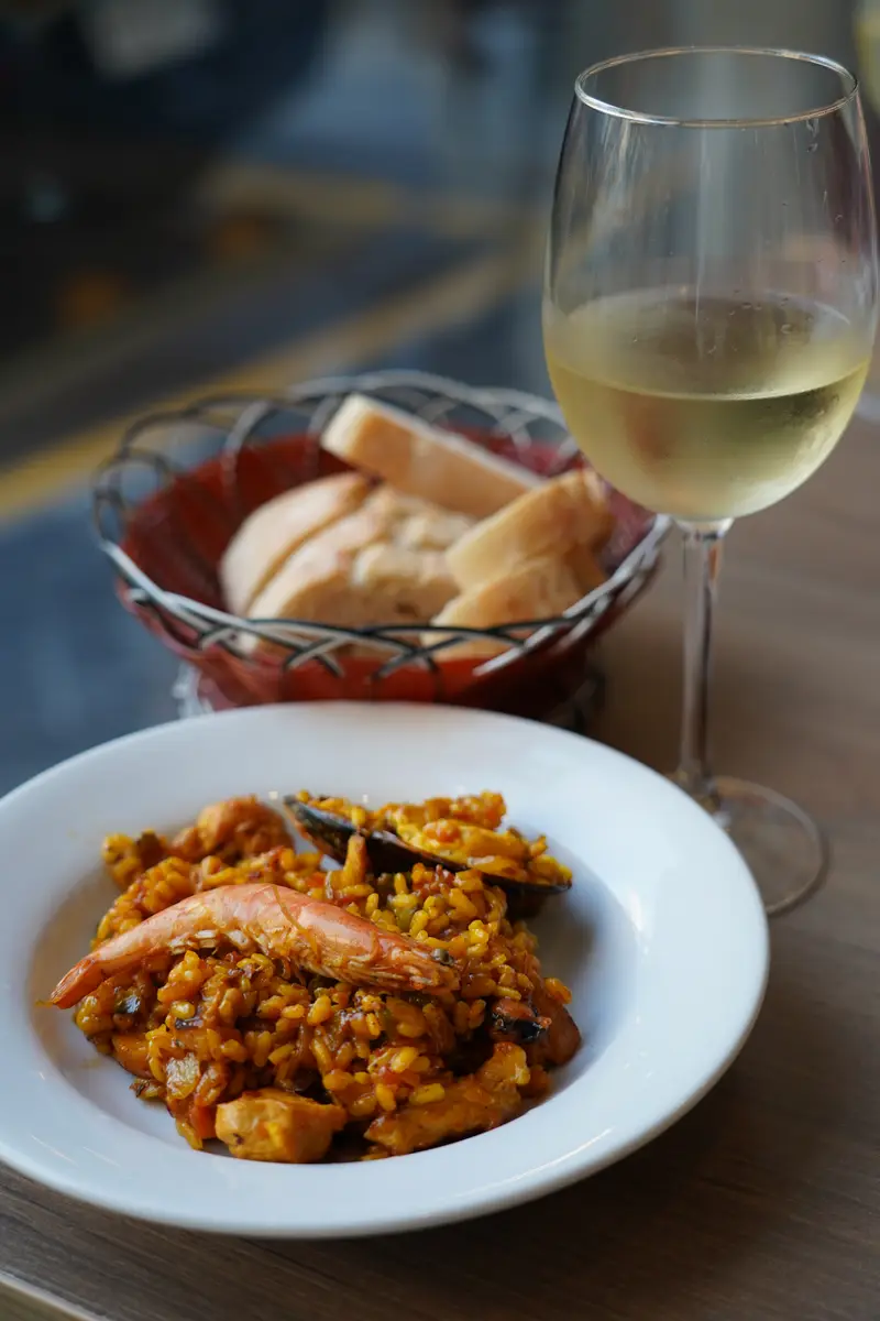 Arroz con mariscos y vino blanco