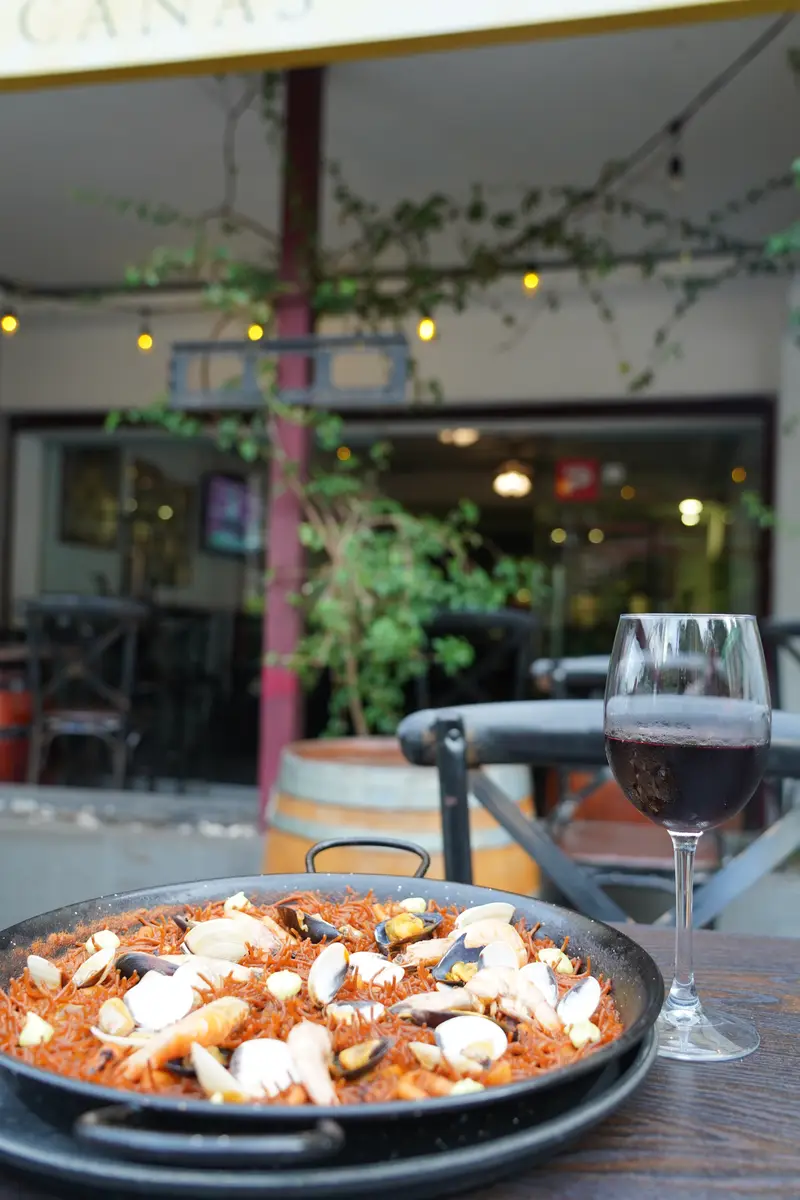 Paella en la terraza de Taberna La Malagueña